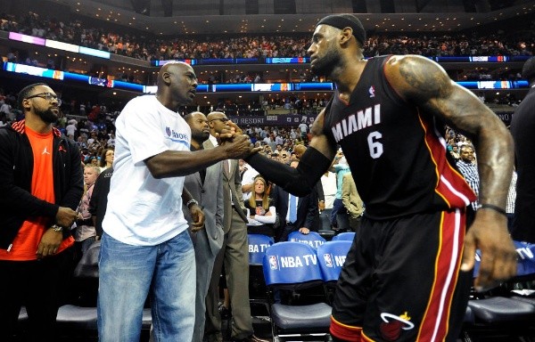 Jordan saludando a LeBron