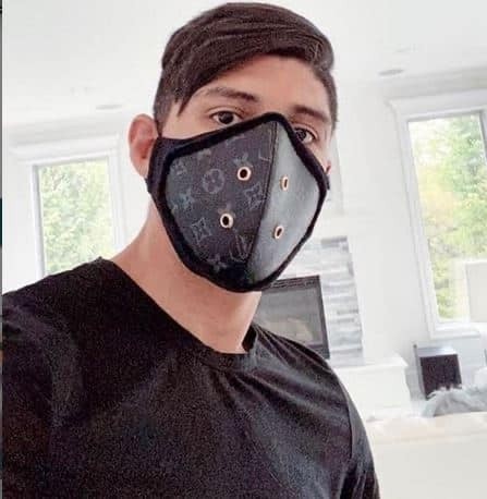 Pulido fue uno de los futbolistas que usó el tapaboca de entre 2,000 y 3,000 pesos.