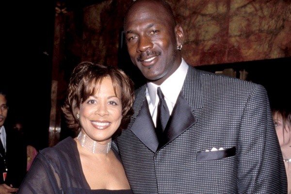 Juanita Vanoy junto a Michael Jordan en un evento (Foto: Getty)