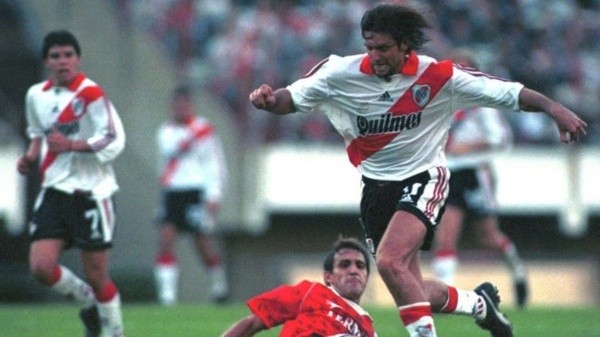 Sergio Berti con la camiseta de River.