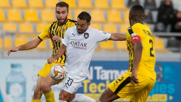 Marco Fabián disputa el balón en pleno partido de la liga quatarí.