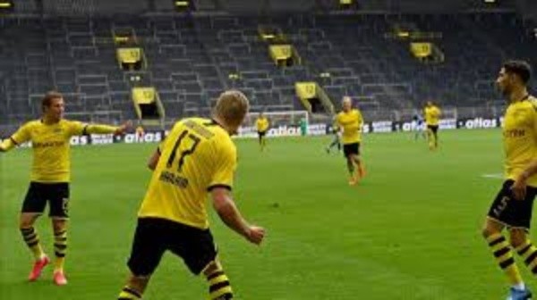 Festejo a un metro de distancia por parte del Borussia Dortmund.