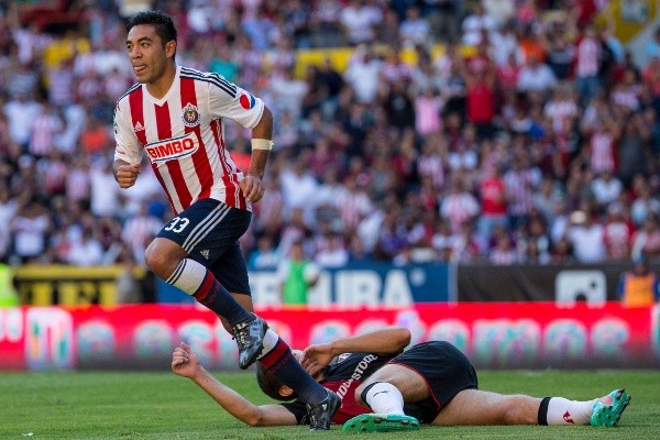 Marco Fabián celebra una de sus anotaciones frente al Atlas.