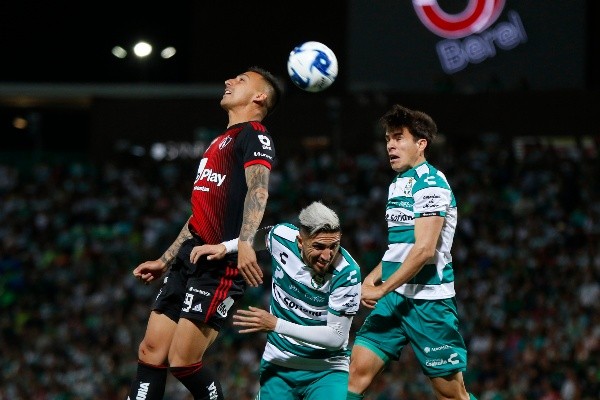 Correa se eleva en las alturas frente a su exequipo.