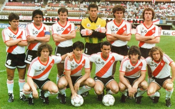 Arriba, a la derecha: Pablo Erbín posa al lado de Oscar Ruggeri en el River 1987.