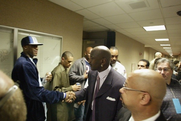 LeBron y Jordan se saludan en 2003