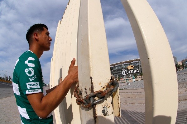 Desolación: un aficionado de Santos aguarda por la reanudación del futbol.
