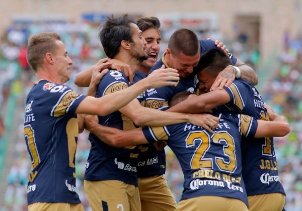 Todos abrazan al Chelo Díaz en su gol a Santos por el Clausura 2017.