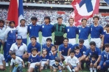 Erbín posa junto al plante de Cruz Azul en el 89.