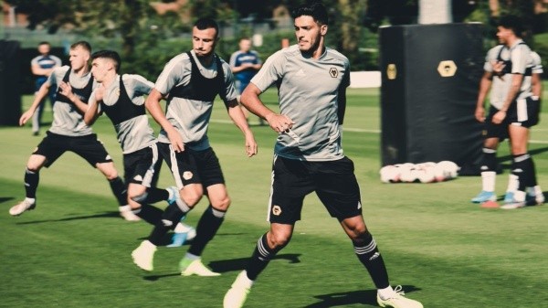 Raúl volvió a entrenar con los Wolves a la espera de saber dónde jugará la próxima temporada