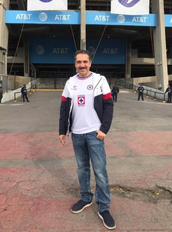 Jorge Zarza en una de sus visitas al Estadio Azteca a apoyar a Cruz Azul.