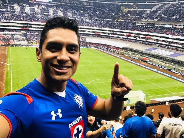 Heliud Pulido en el Estadio Azteca apoyando a Cruz Azul.