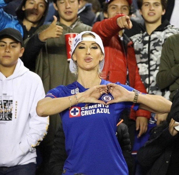 Jeni Summers suele estar presente en los partidos de Cruz Azul.
