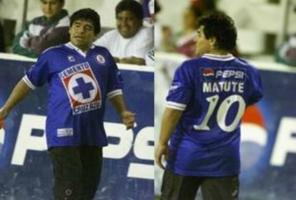 Diego Maradona con la playera de Cruz Azul de 1997.