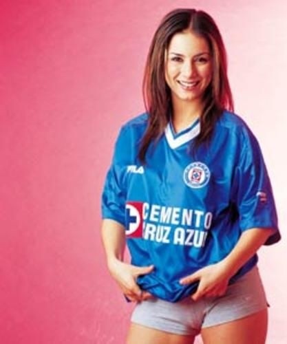 Claudia Lizaldi posando con la playera de Cruz Azul.