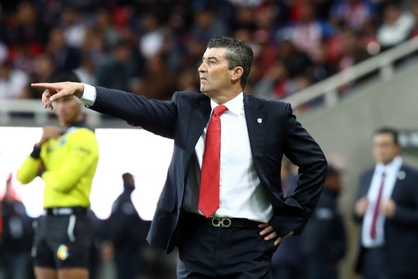 El Chepo da indicaciones en el partido entre Chivas y Toluca por el Clausura 2020.