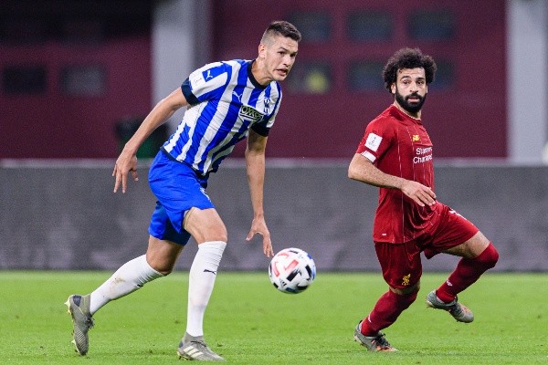 El zaguero marcando a Salah durante el Mundial de Clubes. (Fuente: Getty)