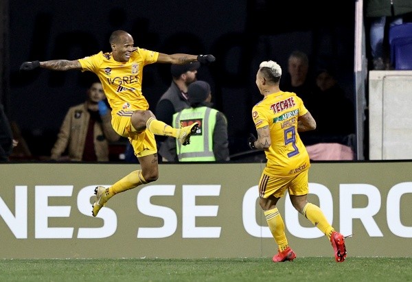 El chileno festeja junto a Quiñones un gol frente al New York City.