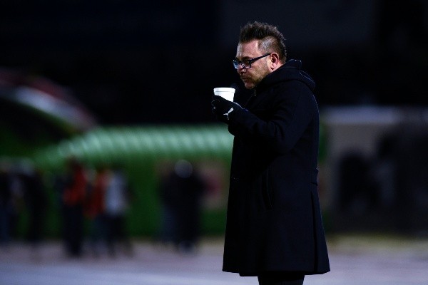 Antonio Mohamed observando el juego entre FC Juárez y Rayados (Foto: Getty Images)
