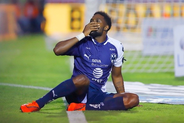 Avilés Hurtado tendido en el terreno de juego (Foto: JAM MEDIA)