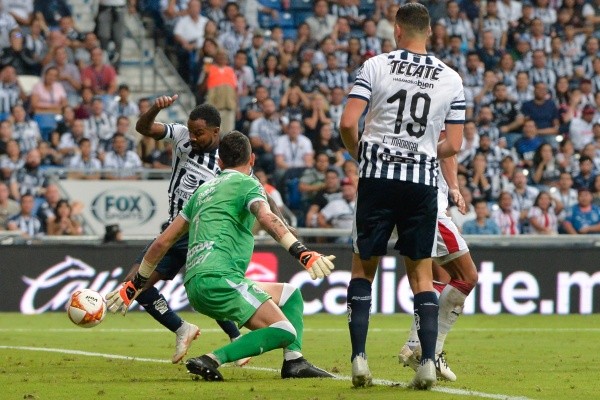 ¿Será Rayado? Raúl Gudiño intenta detener un remate de Dorlan Pabón.