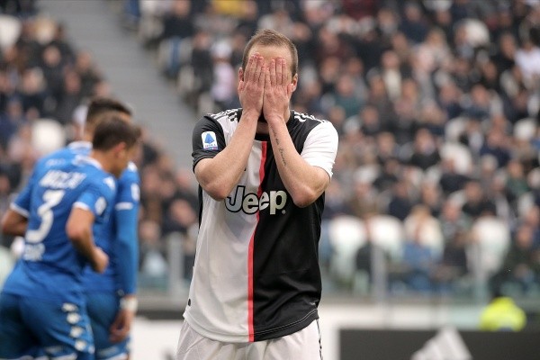 El Pipa lamenta una situación desperdiciada en el partido frente al Brescia.