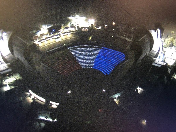 Así se vio desde las alturas el tributo a los caídos en el Dodger Stadium (Foto: CBS LA)
