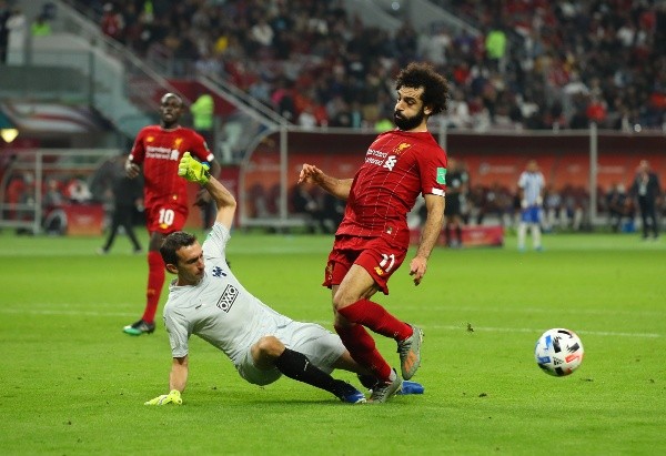 Marcelo Barovero quitándole un mano a mano a Mohamed Salah (Foto: Getty Images)