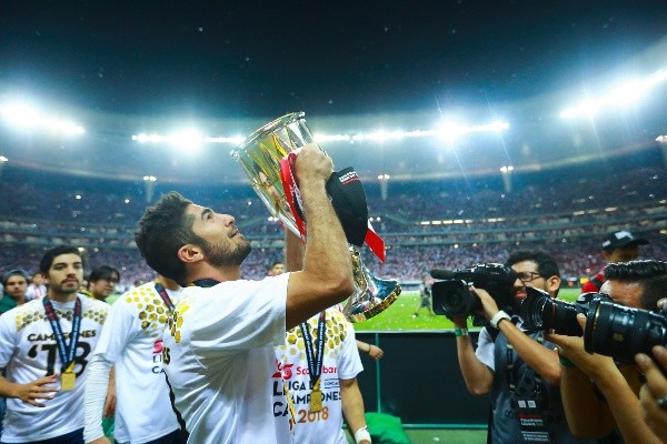 Pereira levanta el trofeo de la Concachampions. Más atrás, la atenta mirada de Pizarro