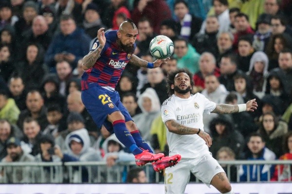 Arturo Vidal disputando un balón con Marcelo (Foto: Getty Images)