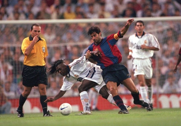 Antes de llegar al Real Madrid, Figo supo defender la playera del Barcelona (Foto: Getty)