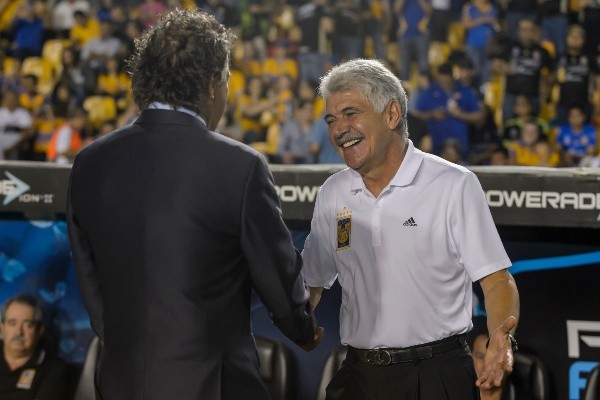 Tuca y Romano se saludan en el duelo entre Tigres y Atlas por el Clausura 2020.