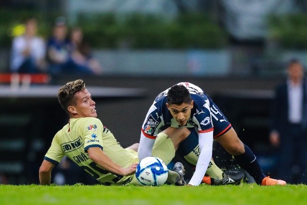 Ángel Zaldívar luchando un balón vs. América (Foto: Getty Images)