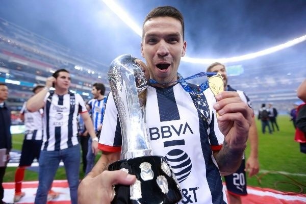 Celso Ortíz levantando el trofeo del Apertura 2019 (Foto: Getty)