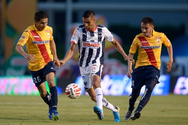 El Cholo lleva el balón en el duelo frente al Morelia por el Clausura 2015.
