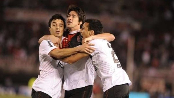 Pérez junto a Scocco y Vangioni en Newell's.