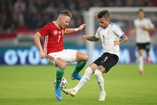 Lozano disputa el baló en un amistoso entre Uruguay y Hungría en 2019.