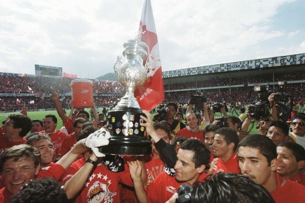 Los jugadores de Toluca alzando el trofeo. Foto: Toluca Oficial