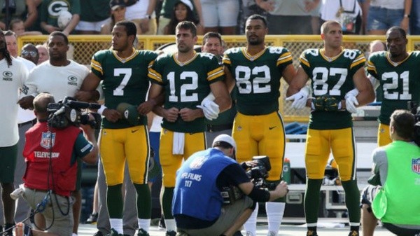 Rodgers y la protesta de los Packers por la violencia racial en 2017 (Foto: Getty)