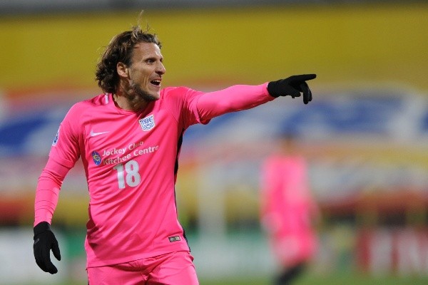 La última playera que Forlán defendió fue la del Kitchee de Hong Kong (Foto: Getty)