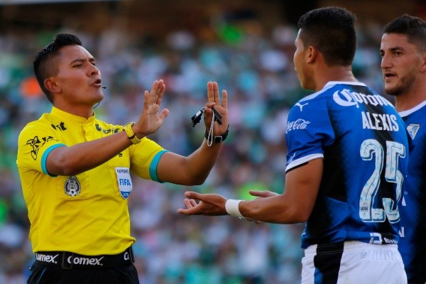 Pérez le pide explicaciones al silbante durante un juego del Clausura 2019.