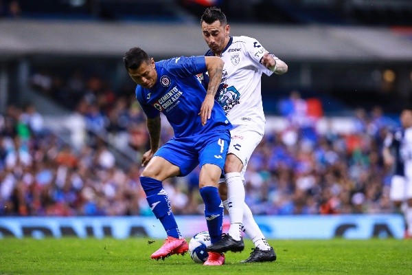 Sambueza disputa el balón con Domínguez en el Clausura 2020.