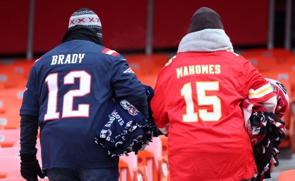 Camisetas de Brady y Mahomes.