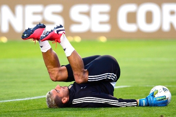 Nahuel Guzmán, entrando en calor con Tigres. Foto: Jam Media