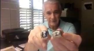 Raúl Allegre muestra sus dos anillos de Super Bowl. Foto: cortesía del entrevistado.