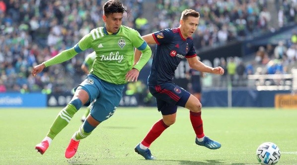 Xavier Arreaga of Seattle Sounders (left) and Przemyslaw Frankowski of Chicago Fire chase the ball (Getty).