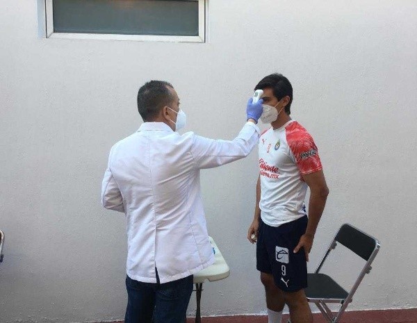 Macías dijo presente este lunes en la sede deportiva de la institución (Foto: Chivas)