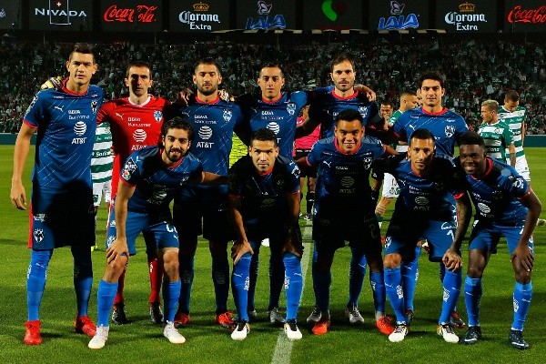 Basanta y Charly Rodríguez, con el equipo titular de Rayados. Foto: Jam Media