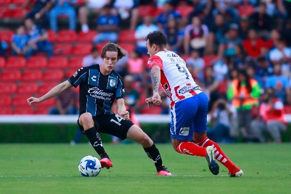 Marcel Ruiz encarando ante Atlético San Luis (Foto: Getty Images)