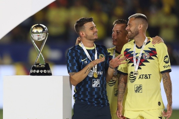 Ménez celebra el título de Campeón de Campeones en 2019.